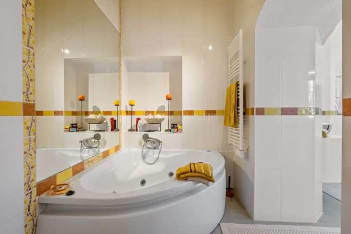 Image No.19-6 Bed Property for sale