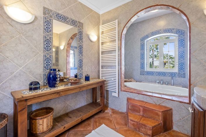 Image No.33-6 Bed Property for sale