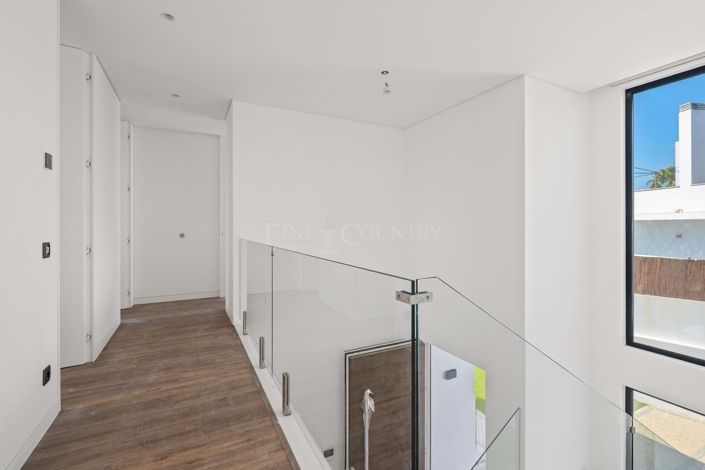 Image No.14-4 Bed Semi-Detached for sale