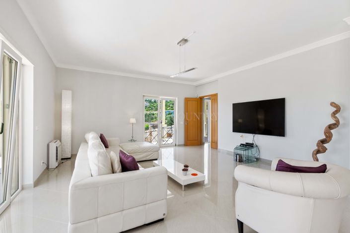 Image No.2-4 Bed Property for sale