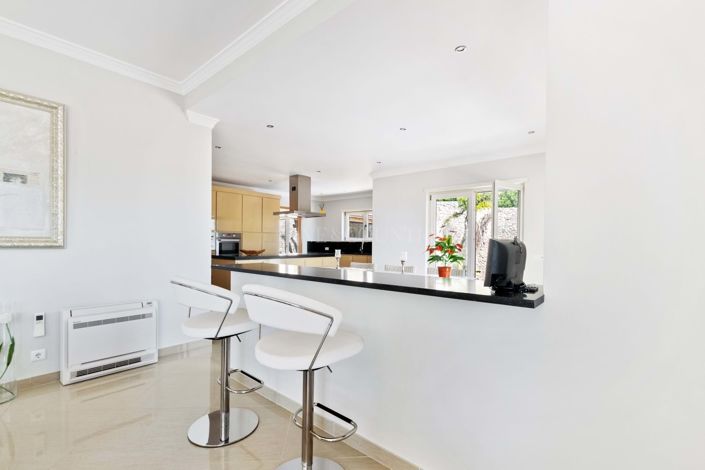 Image No.4-4 Bed Property for sale