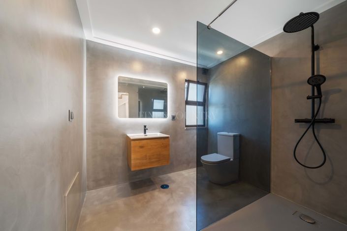 Image No.12-6 Bed Property for sale