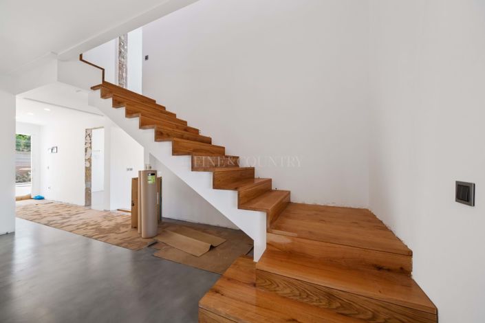 Image No.13-6 Bed Property for sale