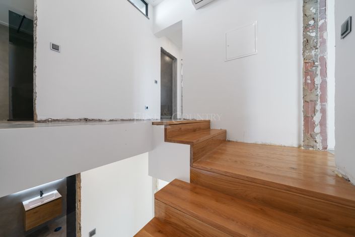 Image No.14-6 Bed Property for sale