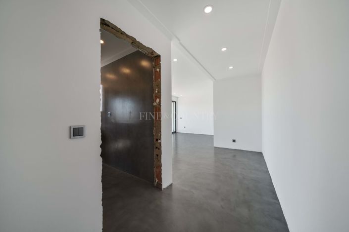 Image No.16-6 Bed Property for sale