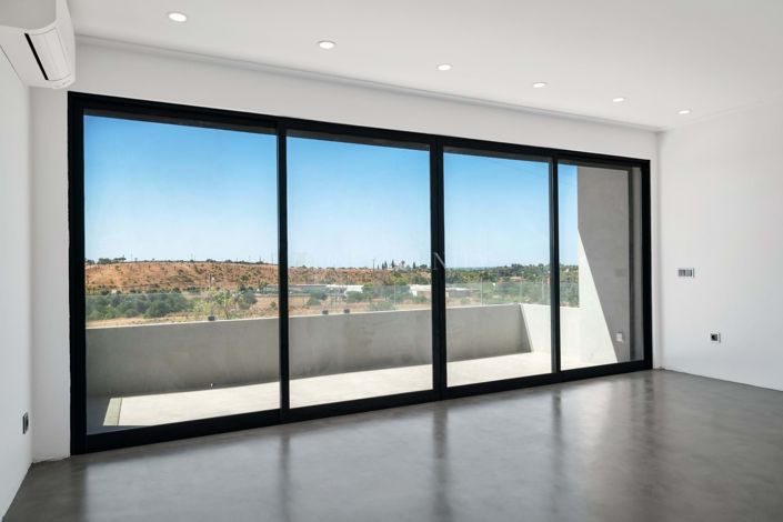 Image No.20-6 Bed Property for sale