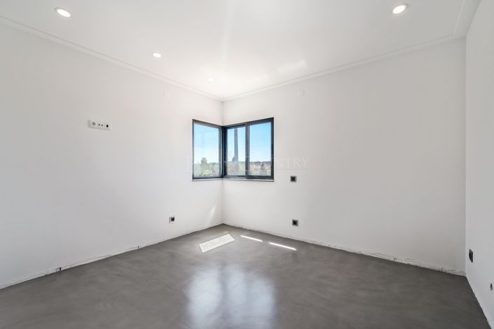 Image No.22-6 Bed Property for sale