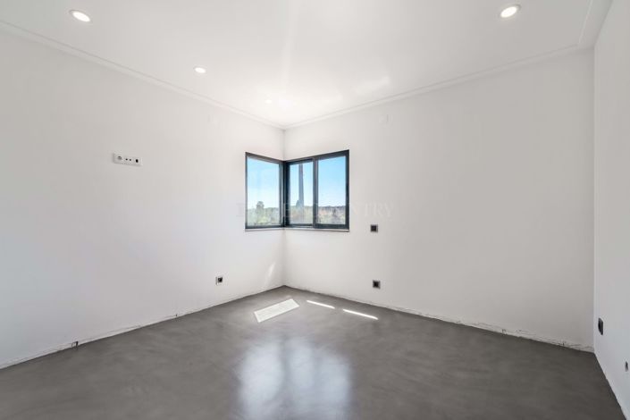 Image No.22-6 Bed Property for sale