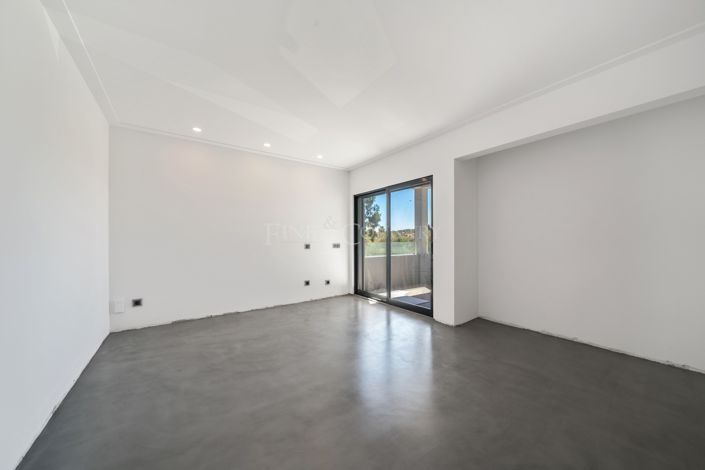 Image No.25-6 Bed Property for sale