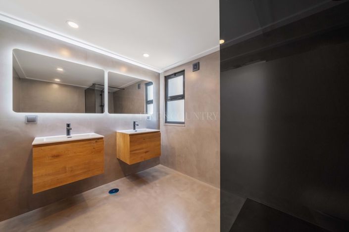 Image No.26-6 Bed Property for sale