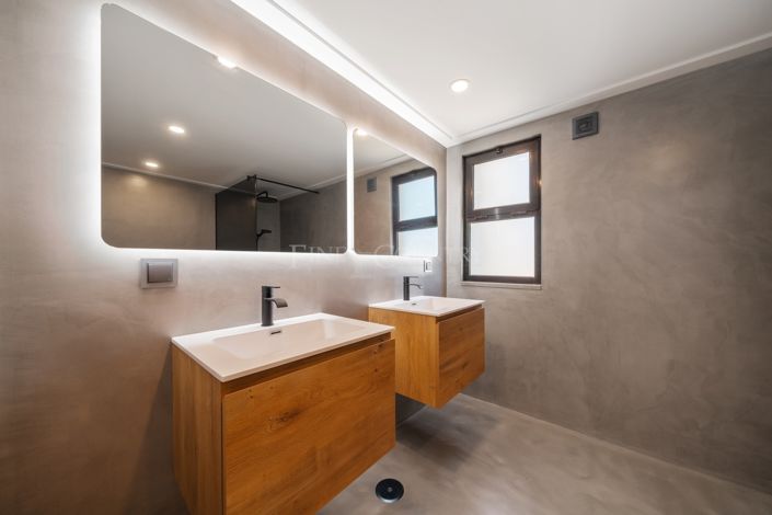 Image No.27-6 Bed Property for sale