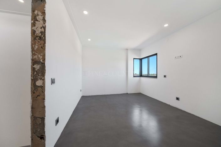 Image No.28-6 Bed Property for sale