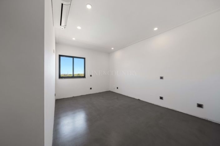 Image No.30-6 Bed Property for sale