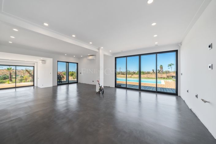 Image No.5-6 Bed Property for sale