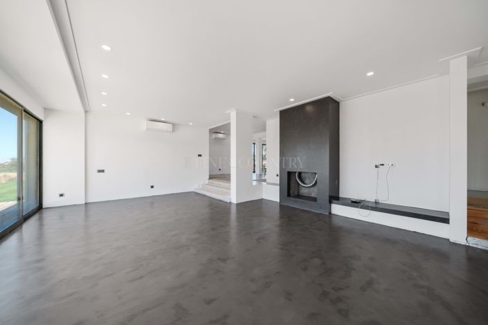 Image No.8-6 Bed Property for sale