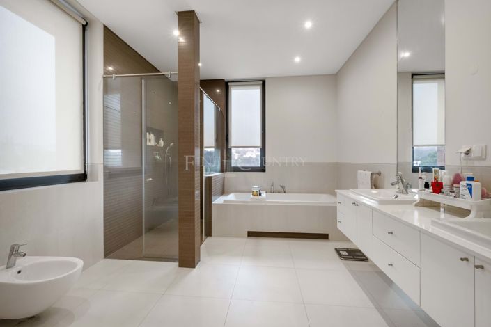 Image No.20-4 Bed Property for sale