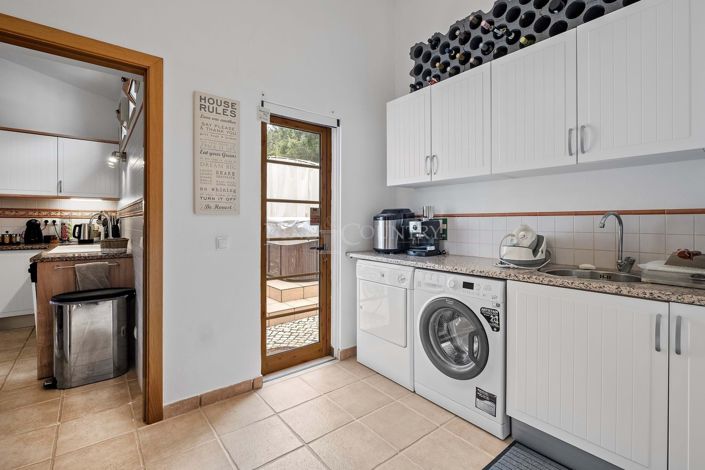 Image No.12-3 Bed Property for sale