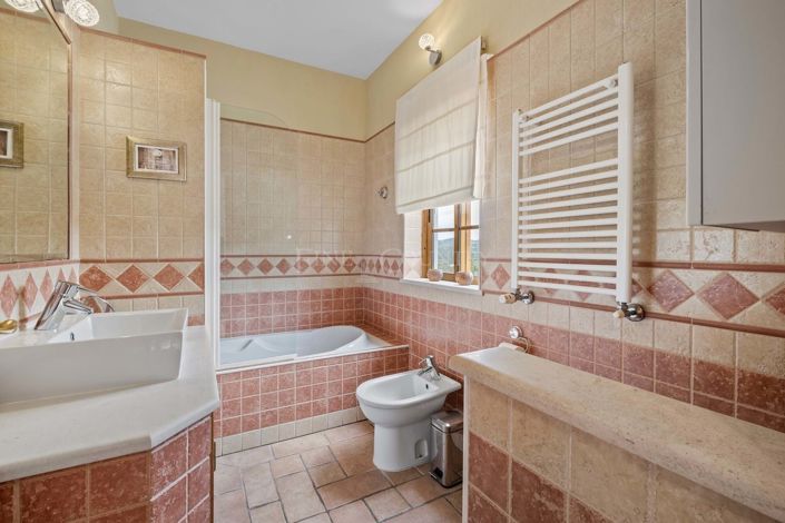 Image No.23-3 Bed Property for sale