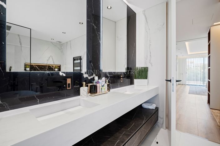 Image No.30-4 Bed Property for sale