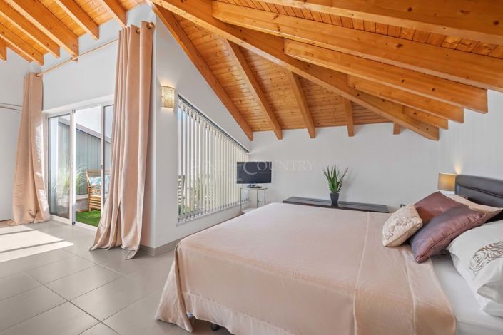 Image No.20-6 Bed Townhouse for sale