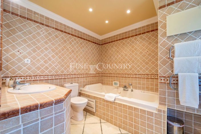 Image No.17-4 Bed Property for sale