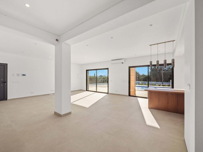 Image No.16-4 Bed Property for sale