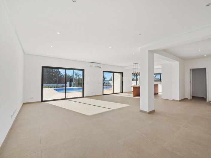 Image No.17-4 Bed Property for sale