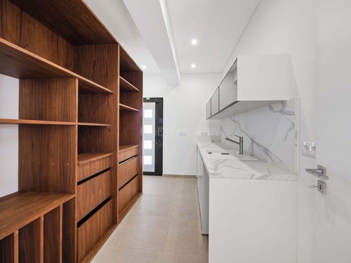 Image No.25-4 Bed Property for sale