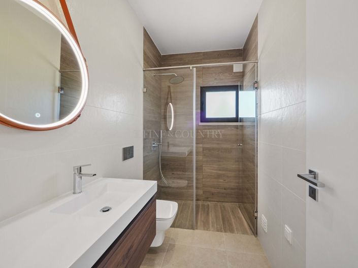 Image No.26-4 Bed Property for sale