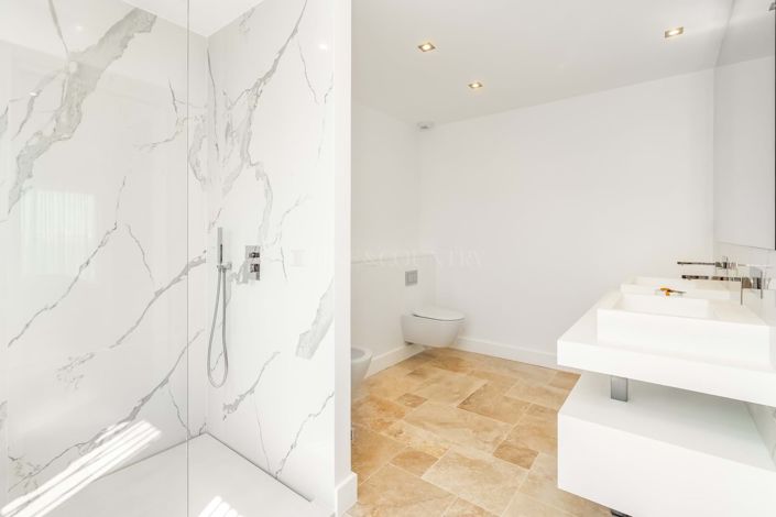 Image No.14-4 Bed Property for sale