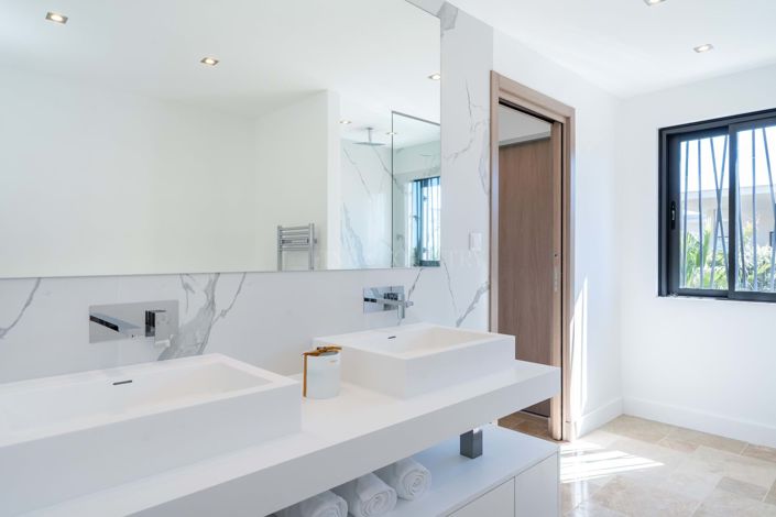 Image No.17-4 Bed Property for sale