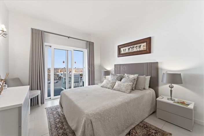 Image No.17-4 Bed Townhouse for sale