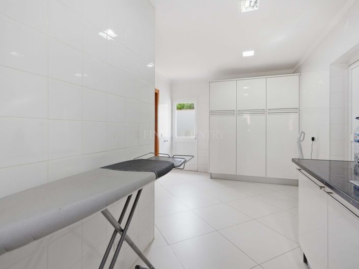 Image No.25-4 Bed Property for sale