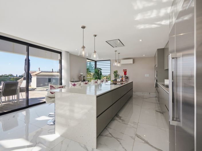 Image No.12-4 Bed Property for sale