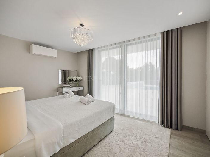 Image No.28-4 Bed Property for sale