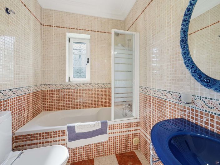 Image No.24-5 Bed Property for sale