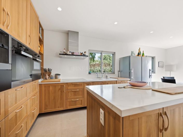 Image No.16-5 Bed Property for sale