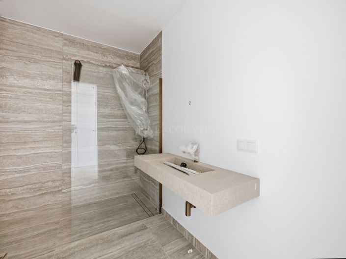 Image No.8-4 Bed Property for sale