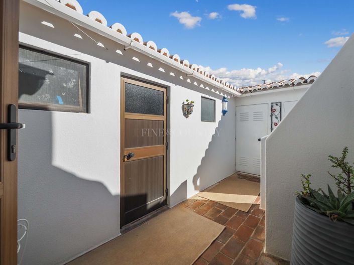 Image No.17-3 Bed Property for sale