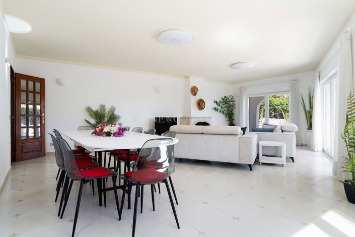 Image No.12-5 Bed Property for sale