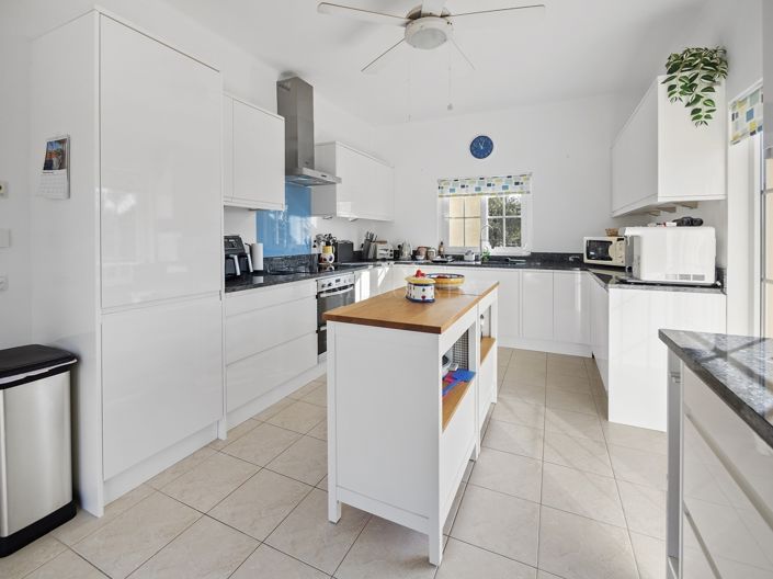 Image No.10-4 Bed Property for sale