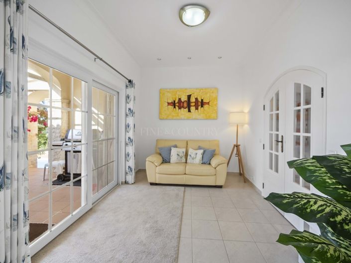 Image No.12-4 Bed Property for sale