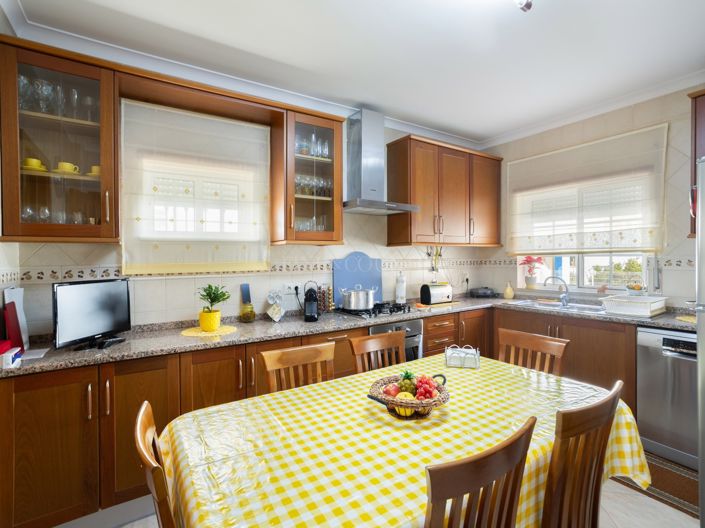 Image No.12-4 Bed Semi-Detached for sale