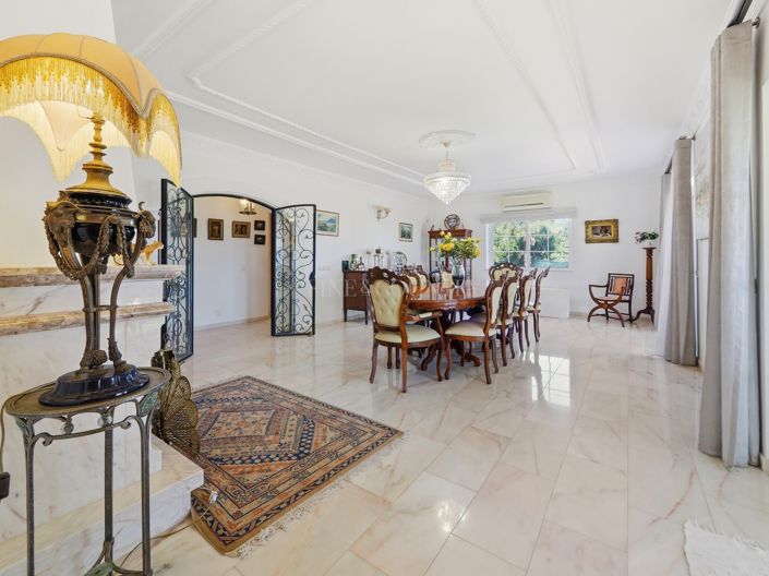 Image No.12-5 Bed Property for sale