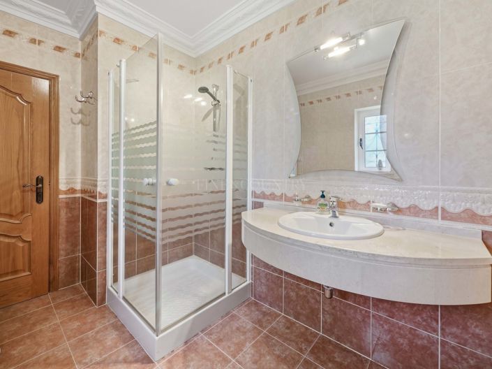 Image No.21-5 Bed Property for sale