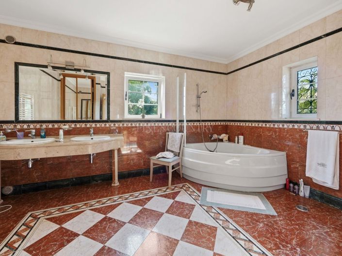 Image No.50-5 Bed Property for sale