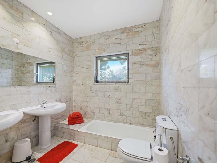 Image No.25-5 Bed Property for sale