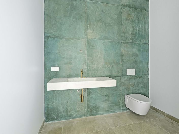 Image No.10-4 Bed Property for sale