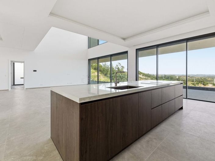 Image No.12-4 Bed Property for sale