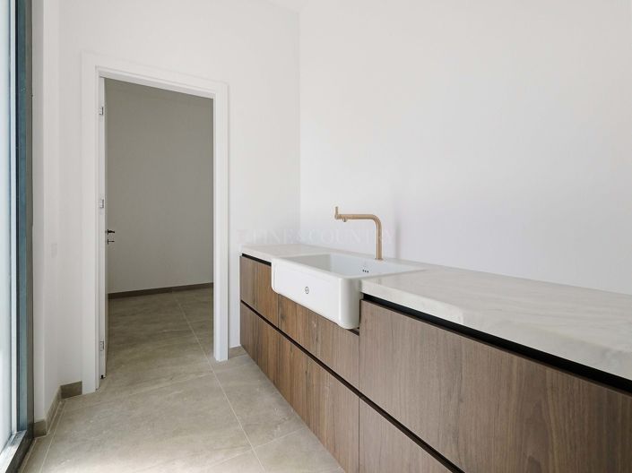 Image No.15-4 Bed Property for sale